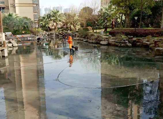 扎鲁特景观池淤泥清理