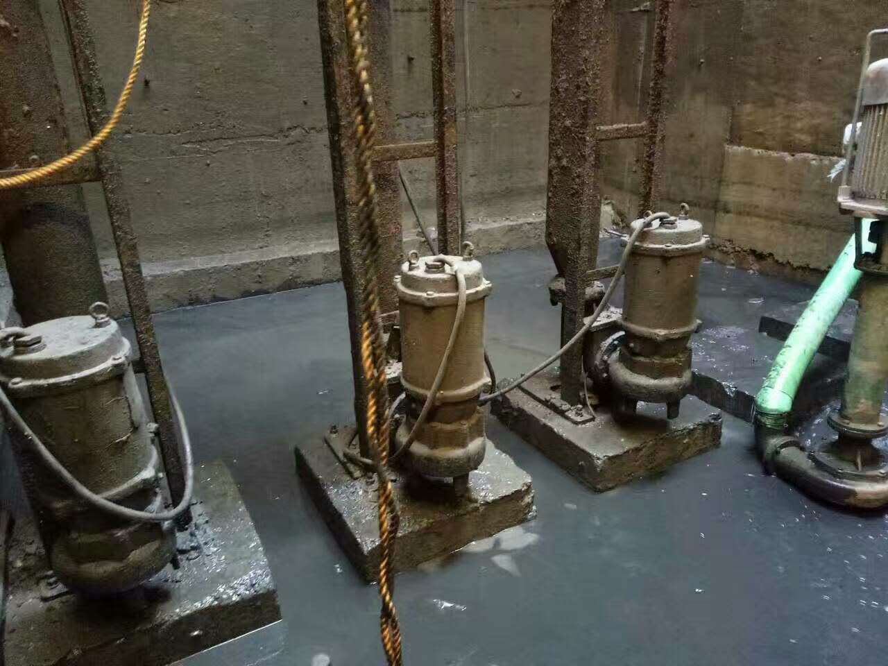 扎鲁特污水池清理