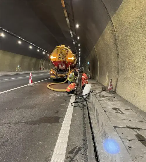 扎鲁特隧道排水渠清淤